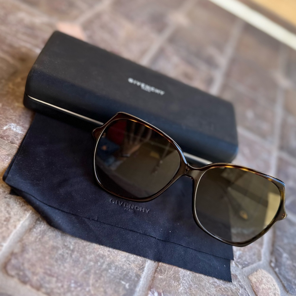 Givenchy dark Havana women sunglasses in case • Made in Italy
